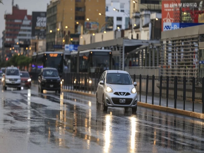 El Anticiclón del Pacífico Sur sigue golpeando Lima: capital soporta intensa llovizna y descenso de temperatura
