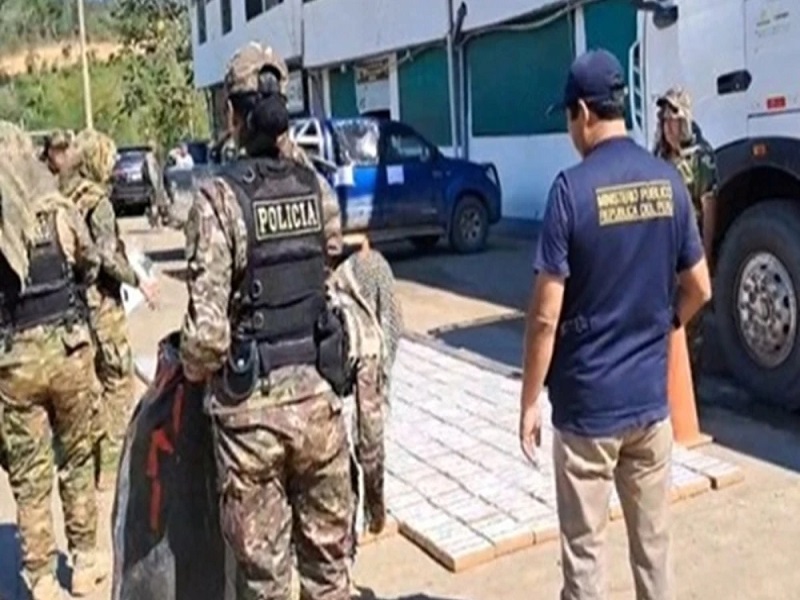 Ayacucho: Policía interviene un camión que transportaba 446 kilos de clorhidrato de cocaína en Huanta