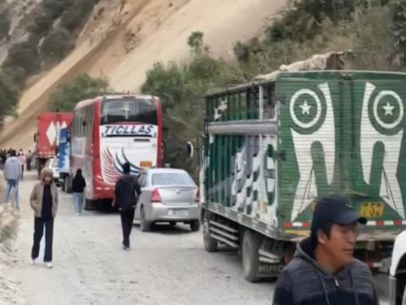 Decenas de pasajeros varados por derrumbe en vía Ayacucho-Huancayo