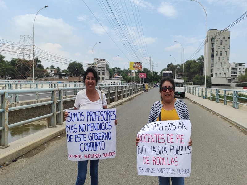 Profesores impagos realizan protesta en Piura ante Gobierno Regional
