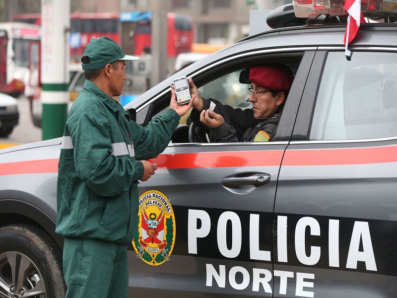 Policías graban tiktoks dentro de patrullero y comisaría mientras inseguridad gana terreno en el país