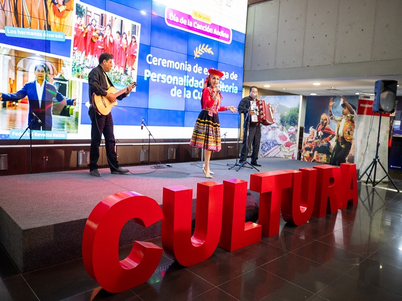 Ministra de Cultura entrega Personalidad Meritoria de la Cultura a destacados músicos y artistas promotores de la Música Andina