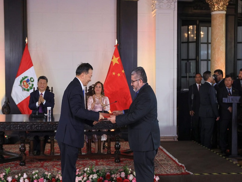 Ministro Fabricio Valencia firmó importante convenio con el Grupo de Medios de China para promover nuestra cultura en el mundo