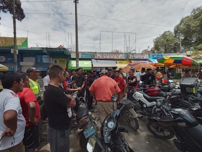 Sensibilizan a transportistas y comerciantes sobre prohibición de paraderos en Av. José de Lama