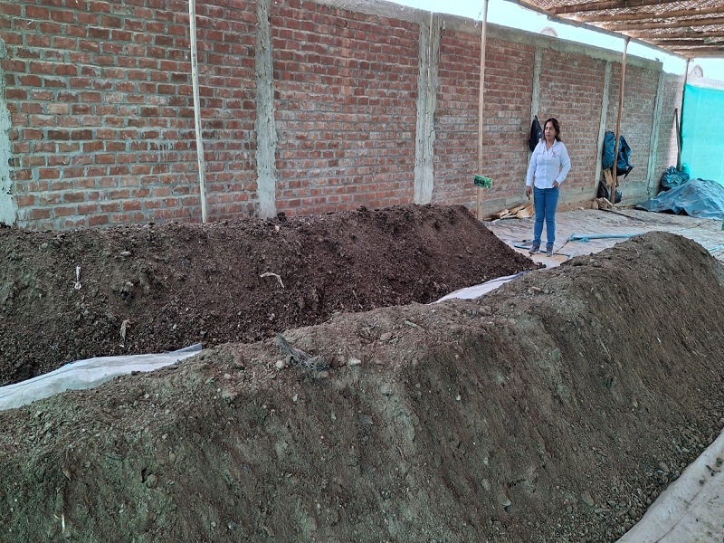 Municipalidad de Marcavelica impulsa producción de compost para fortalecer biohuertos escolares