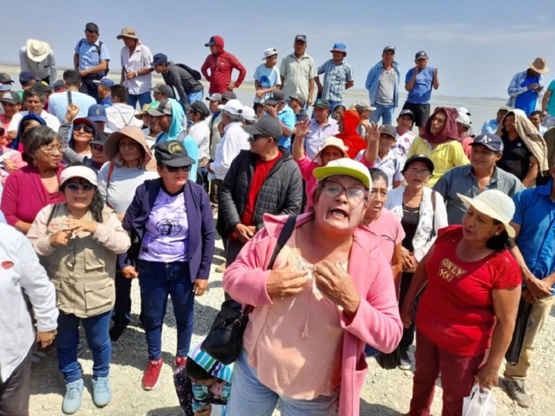 Agricultores desesperados por falta de agua para sus cultivos rompen dique privado que represaba agua