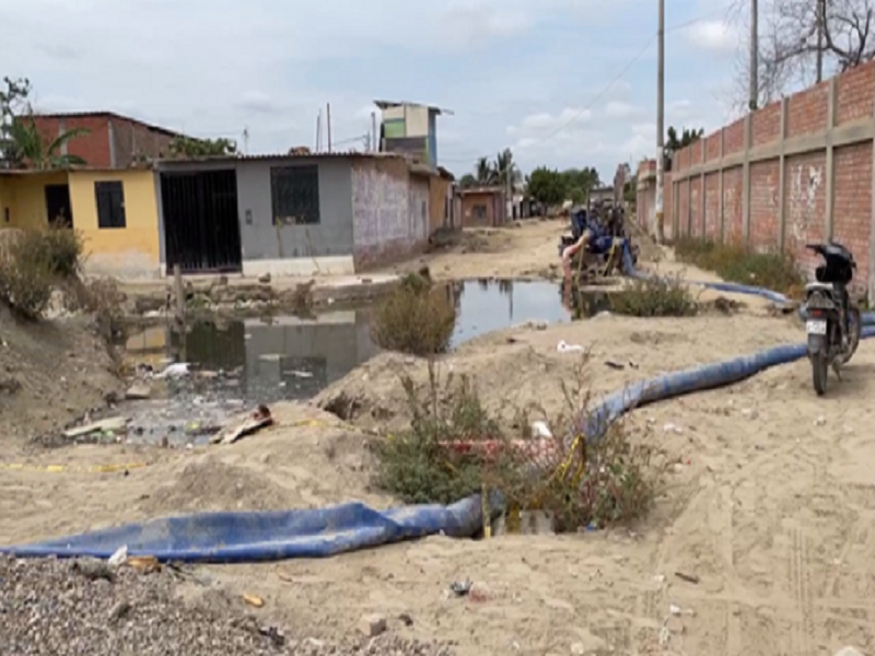 Autoridades municipales y vecinos de la Calle cuatro unen esfuerzos para solucionar colapso de desagües