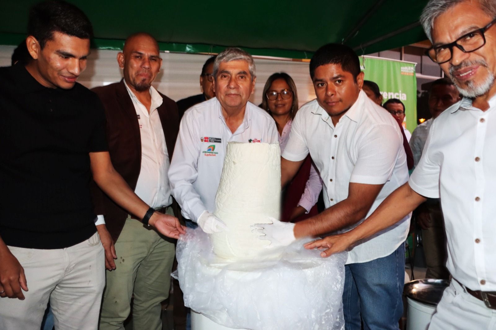 EN SULLANA ELABORAN EL QUESO MÁS GRANDE A BASE DE LECHE DE CABRA