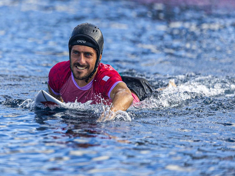 onso Correa en tensa espera ante postergación de semifinales de surf en París 2024