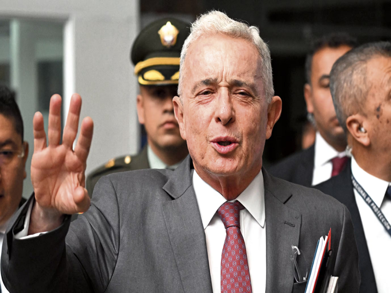 Justicia de Colombia ordena libertad a expresidente Uribe mientras apela condena