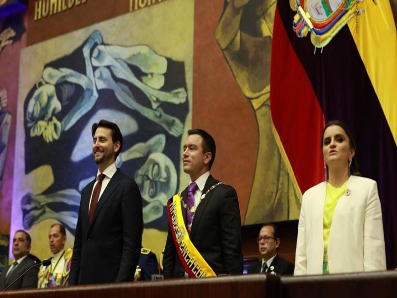 Noboa promete "salvar" al Ecuador de las "mafias" al juramentar para un segundo mandato