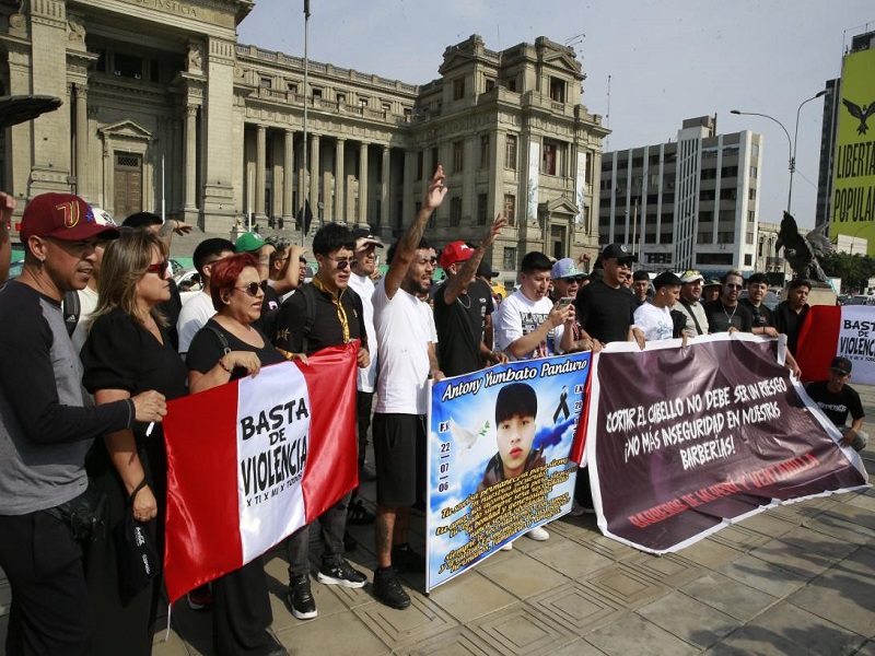 Paro de barberos: plantón frente al Palacio de Justicia