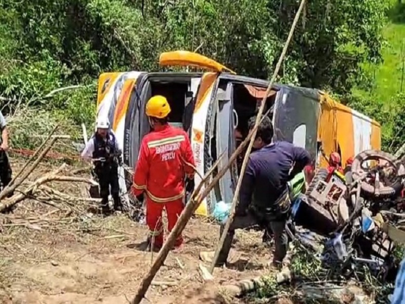 ¡TRAGEDIA EN MOYOBAMBA! Bus interprovincial se despista, cae a barranco y mueren 11 pasajeros