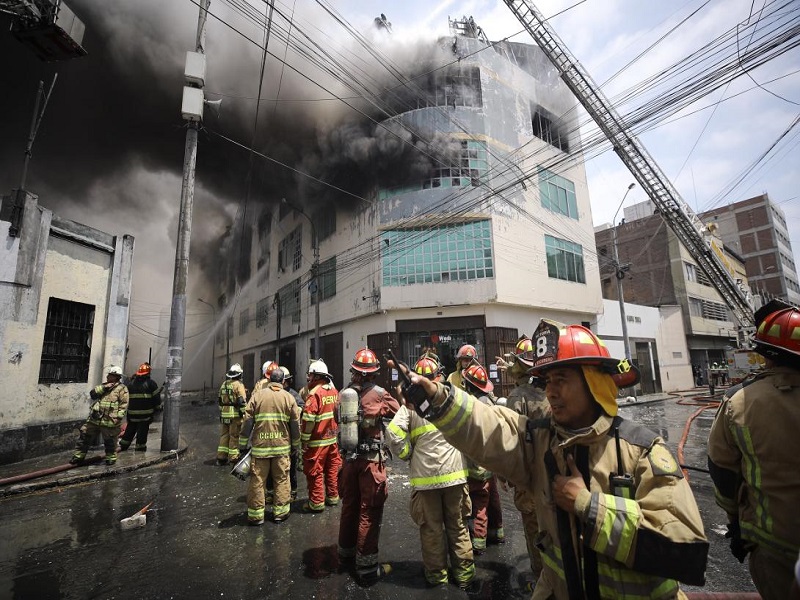 Bomberos confinan siniestro en Centro de Lima