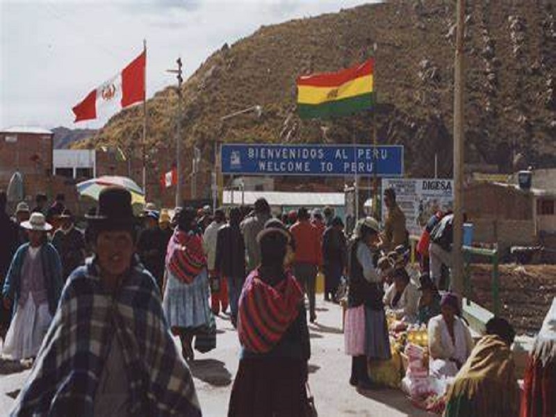 Descubren la ruta del contrabando entre Perú y Bolivia: vehículos llenos de ropa, combustible y cigarros