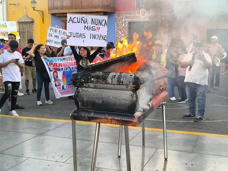 ¡EXIGEN MAYOR SEGURIDAD! Trujillanos queman ataúd en Plaza de Armas contra Dina Boluarte y César Acuña 