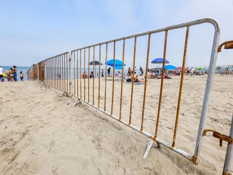 Controversia por colocación de rejas en límite de playas Las Sombrillas y Agua Dulce