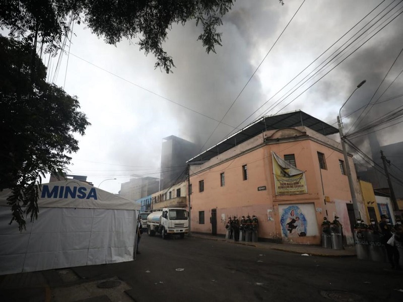 Incendio en Cercado de Lima: bomberos continúan trabajando tras más de 19 horas 