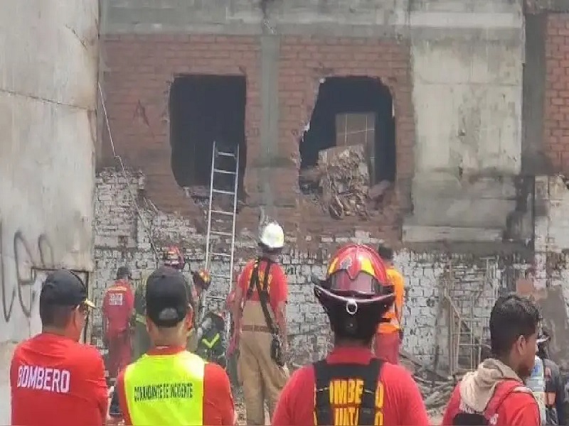 Bomberos advierten que saldrán de zona del incendio de Barrios Altos si no llegan equipos especializados en demolición