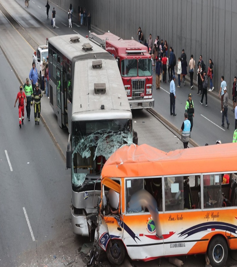 URGENTE: Choque entre custer y bus del Metropolitano deja al menos tres muertos