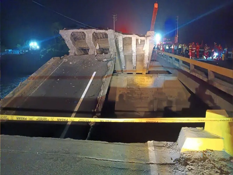 Huaral: reportan caída de vehículos, entre ellos un bus interprovincial, al río Chancay por el colapso de puente