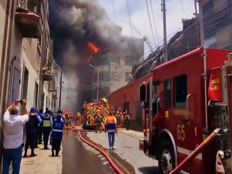 Otros tres edificios corren riesgo de colapsar por incendio en Barrios Altos, según comandante de los Bomberos