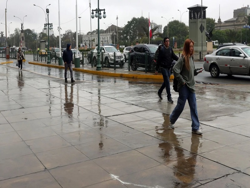 Llegó el Anticiclón del Pacífico Sur: Lima amaneció con copiosa llovizna y descenso de temperatura