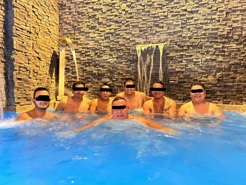 ¡ESCÁNDALO EN LA PNP! Difunden foto de policías de Trujillo posando alegres con integrantes de Los Pulpos en piscina