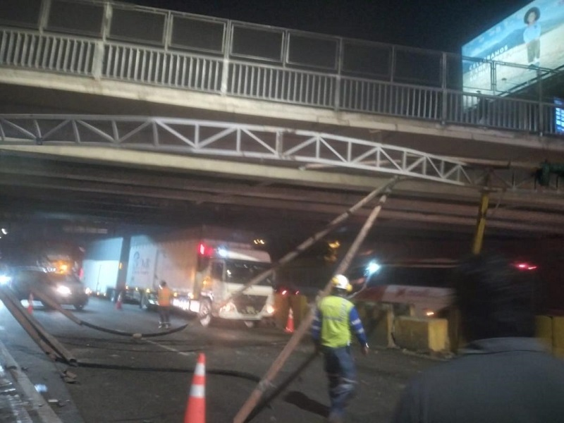 Lo último: Caída de columna de fierro en el Puente Ricardo Palma genera congestión vehicular