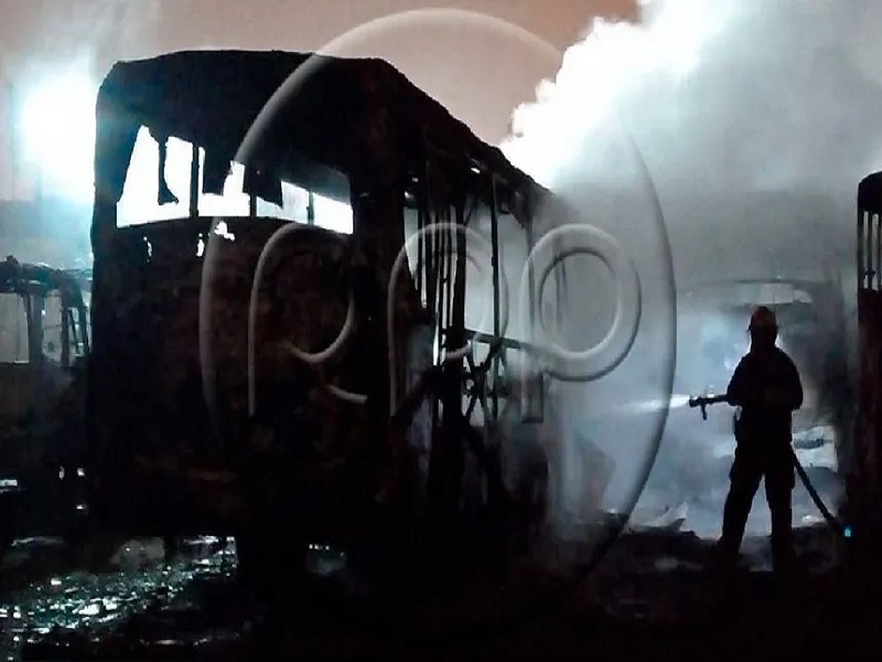 “Hemos perdido todo”: incendio en cochera consumió 18 buses de la empresa Etmimsa en Ate