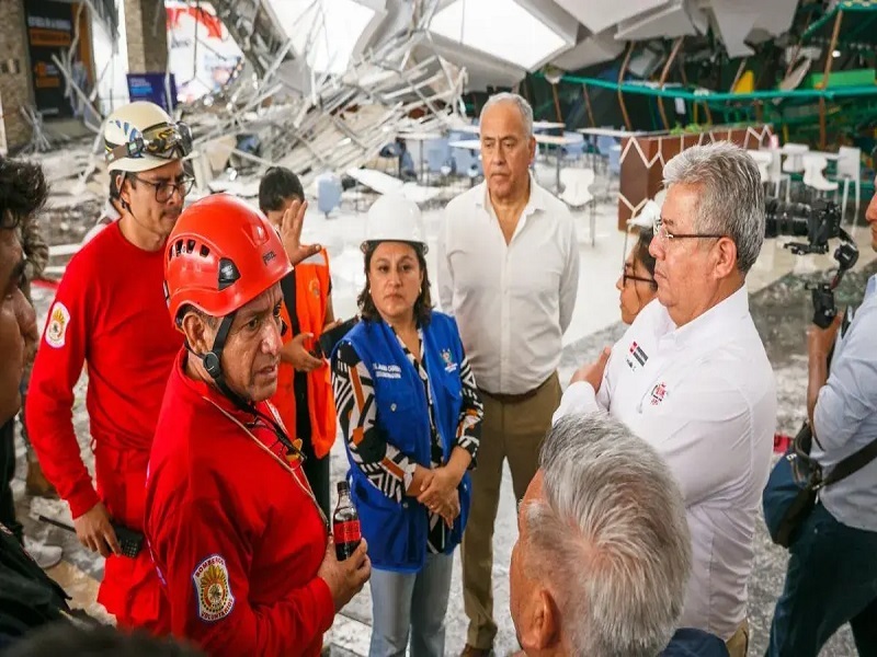 Rescate de víctimas se ve retrasado por "alto riesgo" del colapso total de techo del Real Plaza de Trujillo