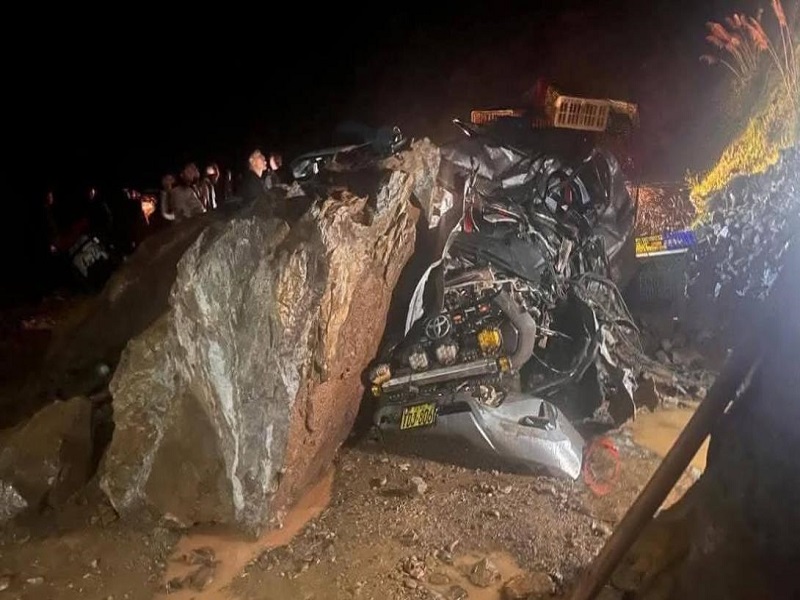 DE TERROR: Enormes rocas caen sobre dos camionetas y matan a chofer