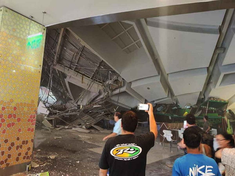 Cifra de fallecidos aumenta tras colapso de techo en centro comercial de Trujillo