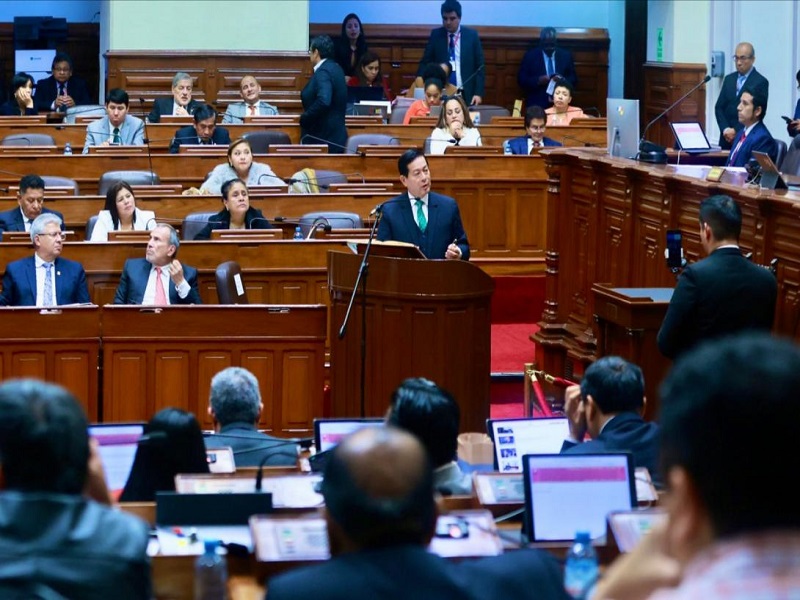 Premier obtiene voto de confianza tras hipotecarse con promesas