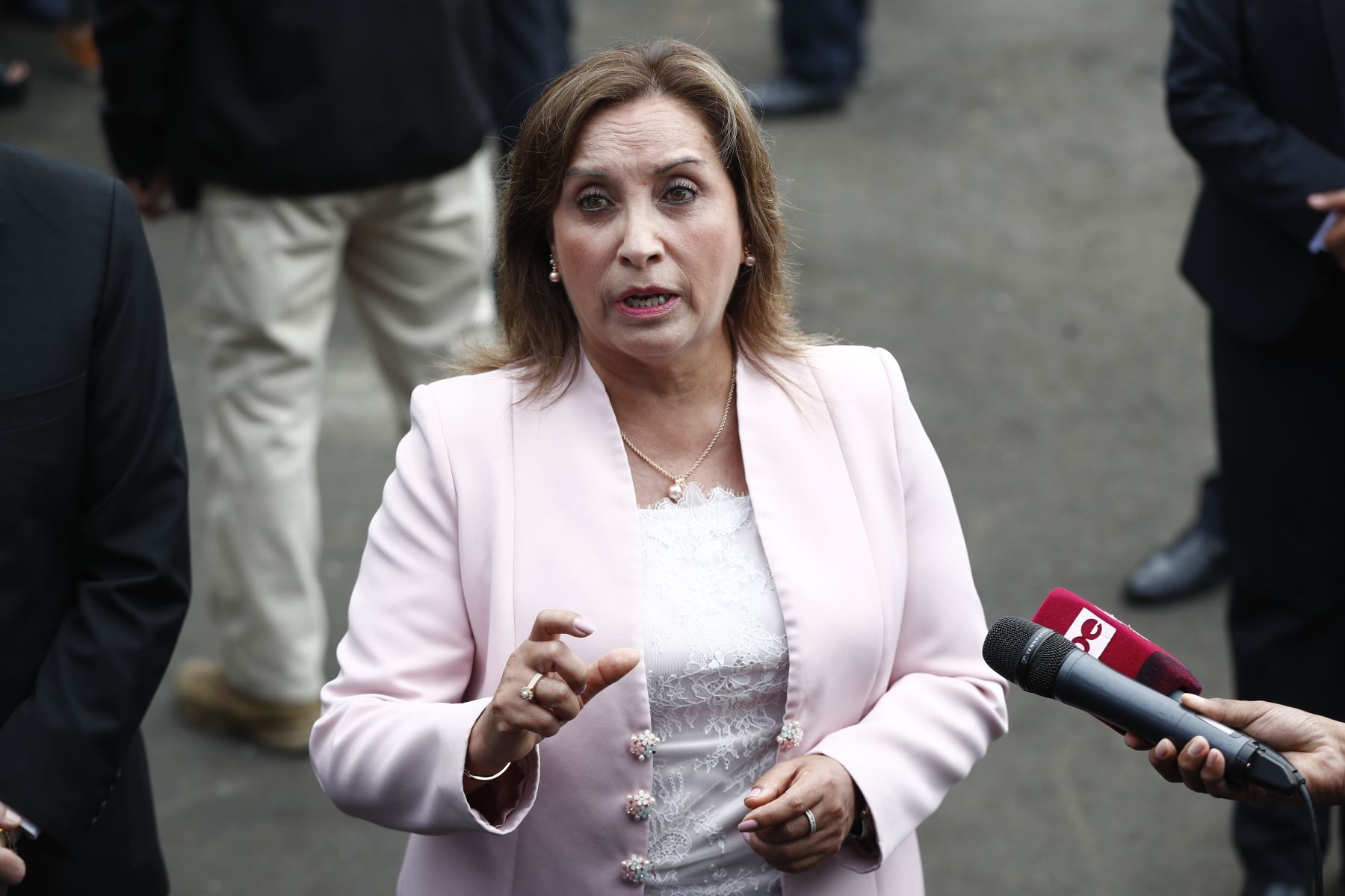 Dina Boluarte mantiene aprobación en 10%, pero respaldo a Alberto Otárola cae a 8%, su punto más bajo