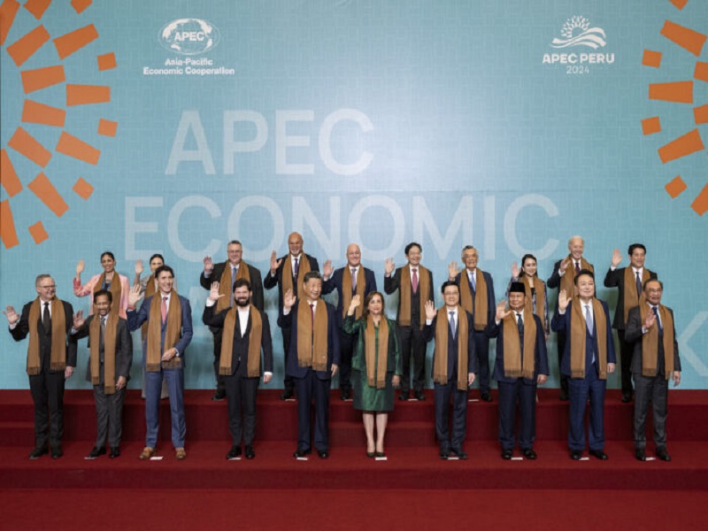 La lujosa chalina de piel de vicuña, valorizada en 5 mil soles, que Dina Boluarte regaló a líderes en APEC 2024