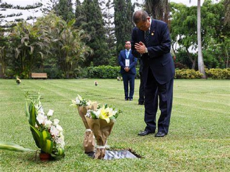 Primer ministro de Japón visitó tumba de Alberto Fujimori