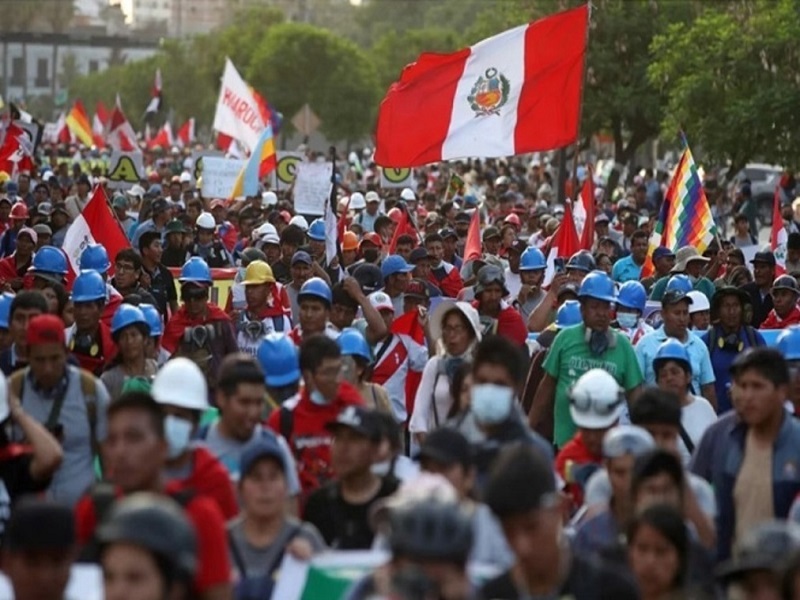 Manifestantes llegan al Congreso para exigir nuevas medidas de seguridad