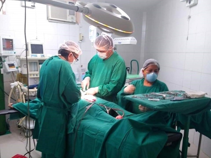 Iquitos: Médicos tienen que terminar operación con linternas de sus celulares por apagón en plena cirugía