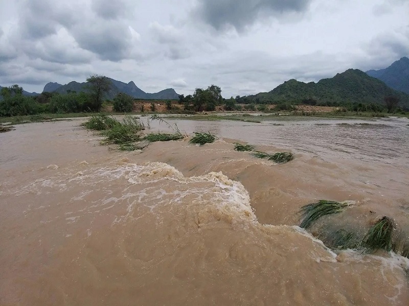 Lambayeque: pobladores arriesgan sus vidas al usar cámaras de llantas para cruzar el río