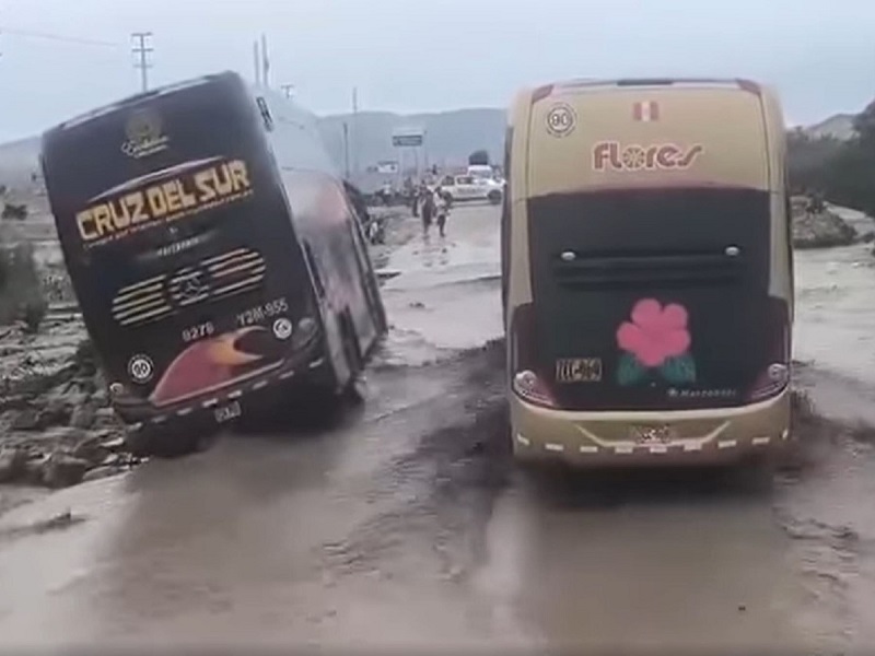 Bus interprovincial se despista en Ocucaje tras caída de huaicos en la Panamericana Sur