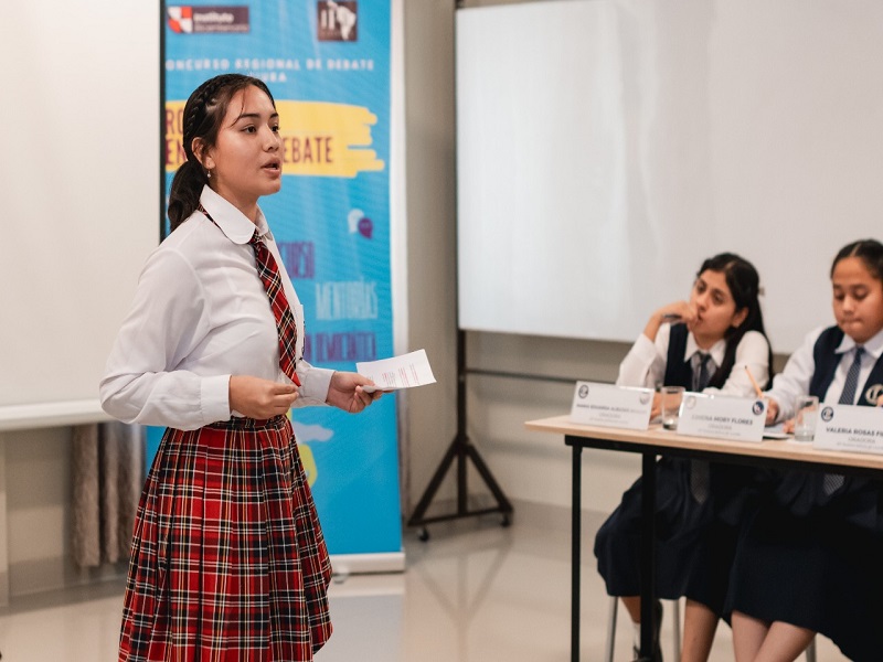Jóvenes piuranos debaten por la democracia en la gran final de Generación Debate Piura