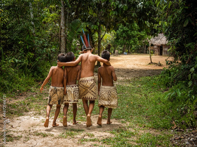 Pobladores de tribu Bora están aislados por inundación: niños nadan en agua estancada para llegar a Iquitos