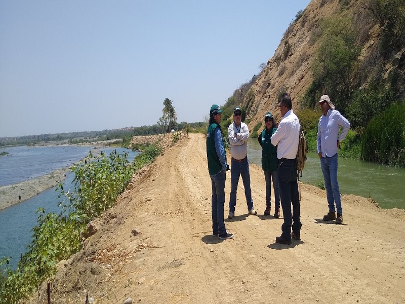 Crisis hídrica en Piura: agricultores lanzan a policía a un canal de regadío en medio de protesta por falta de agua