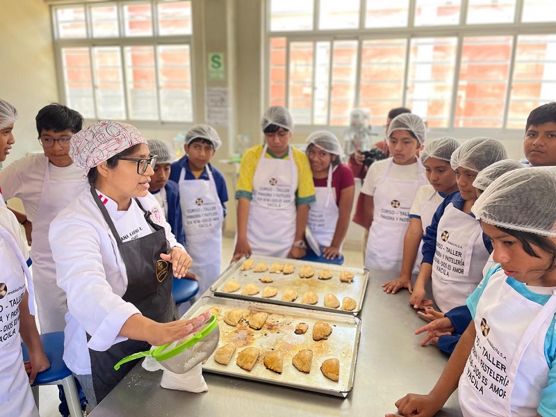 Escolares de Yacila se capacitan en curso de panadería y pastelería