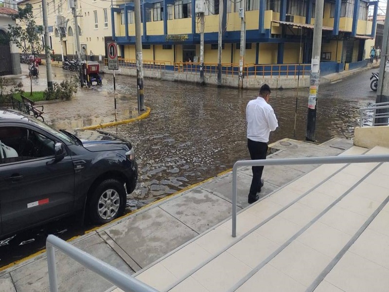 Piura: intensa lluvia dejó las calles del centro totalmente inundadas. El mismo problema de siempre.